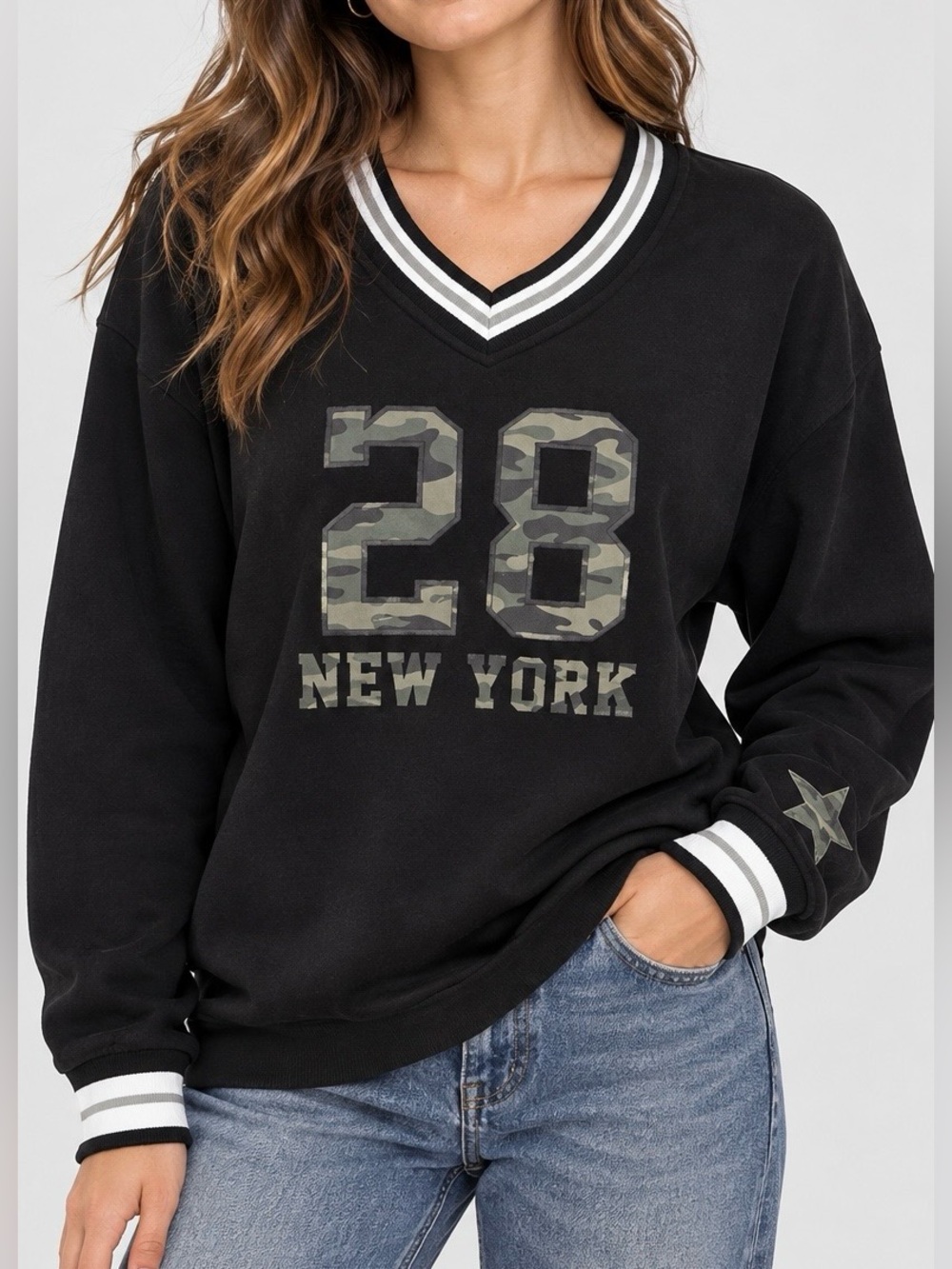 Orange Kiss Black V-Neck '28 New York' Camo-Print Sweatshirt Women’s Size L.